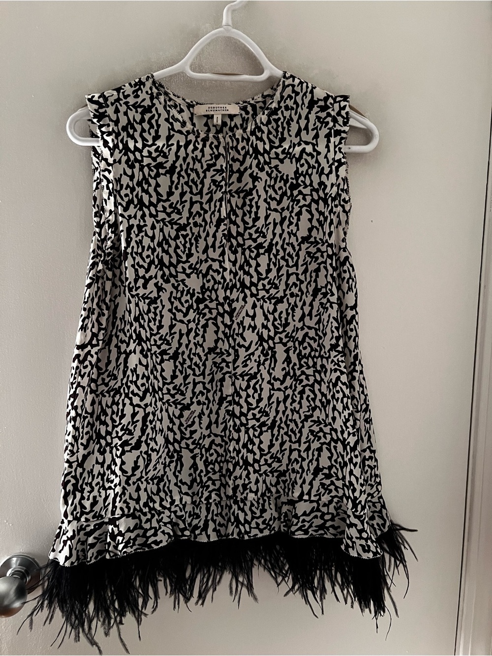 Sleeveless Black & White Feather-Hem Printed Blouse